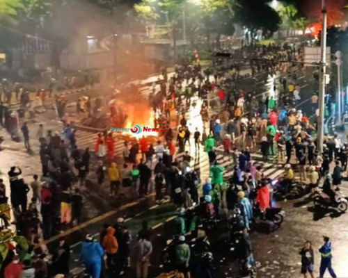 Mencekam! Pasca Ojol Tewas Dilindas Brimob, Massa Bakar Mobil