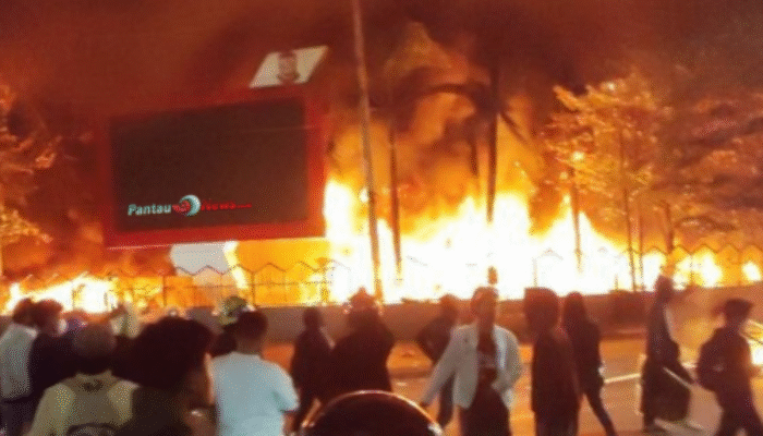 Kantor DPRD Makassar Dibakar Massa, 10 Mobil Hangus: 3 Orang Tewas!